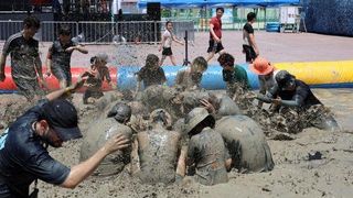 진흙 속으로, 복숭아밭으로… 7월 마지막 주 놓치면 아쉬운 여름 축제