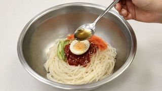 여름철 시원한 비빔국수, 의외로 '이것' 넣어야 맛이 확 삽니다