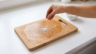도마에 '굵은소금' 솔솔 뿌렸더니… 주부 9단도 감탄한 주방 노하우