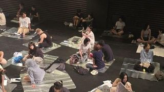 배우·관객 하나 되는 기다림의 장…연극 '개기일식 기다리기'