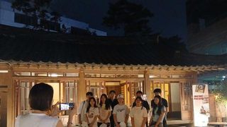 대구 근대골목, 청사초롱 들고 걷는 야간투어 인기 비결은?