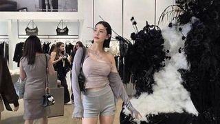 클라라 'My favorite', 초미니 쇼츠 쇼핑룩 화제