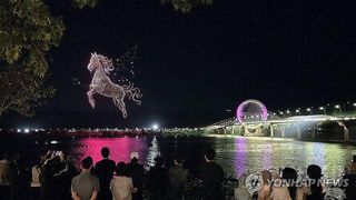 춘천의 밤하늘 밝힌 2천대 드론…체류형 관광 새 동력 기대
