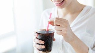 [건강 일문일답] 더부룩할 때 탄산음료…소화에 정말 도움 될까