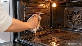 오븐 기름때 아무리 문질러도 안 지워진다면… '이 가루' 섞어 닦아보세요